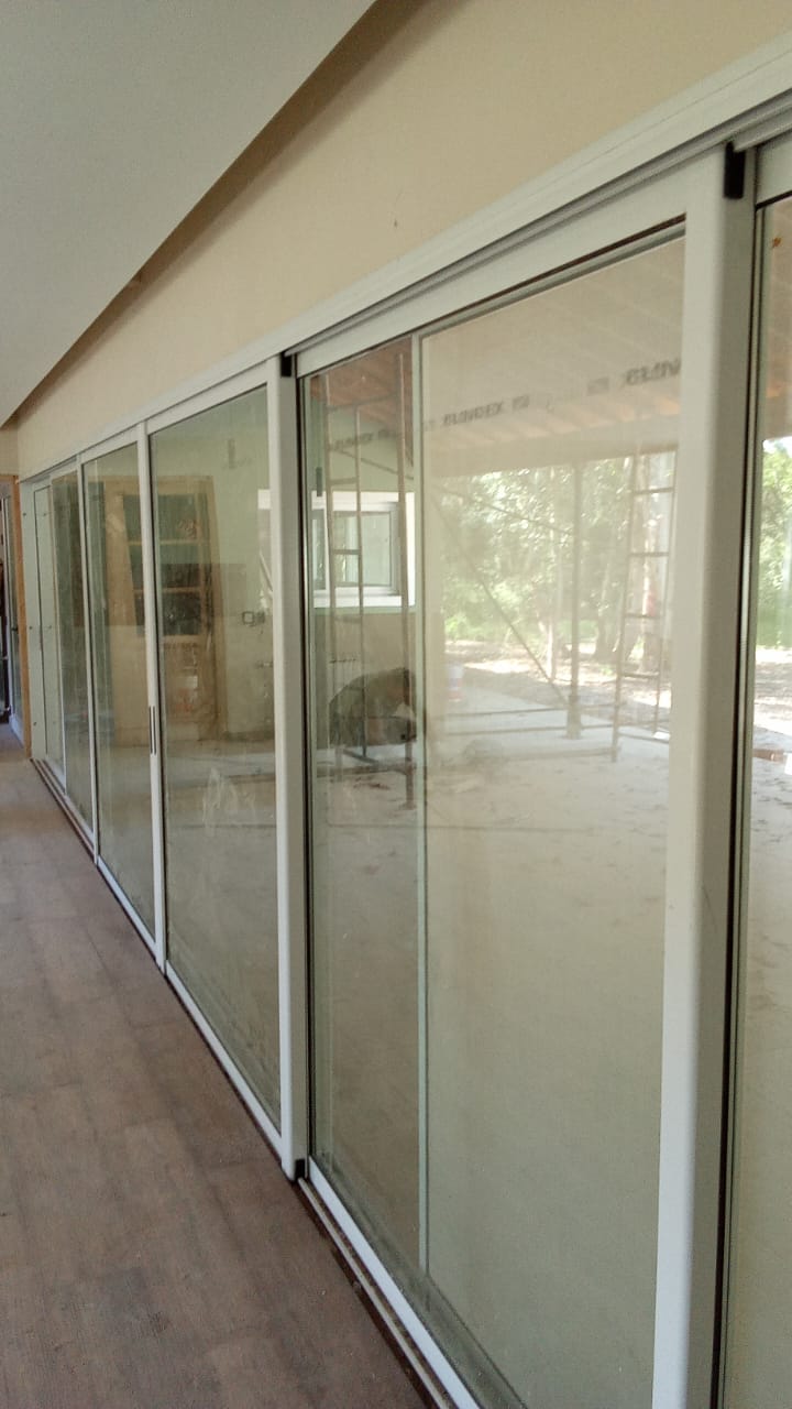 Ventanas corredizas de piso a techo instaladas — El Aduar, Zárate, Zona Norte